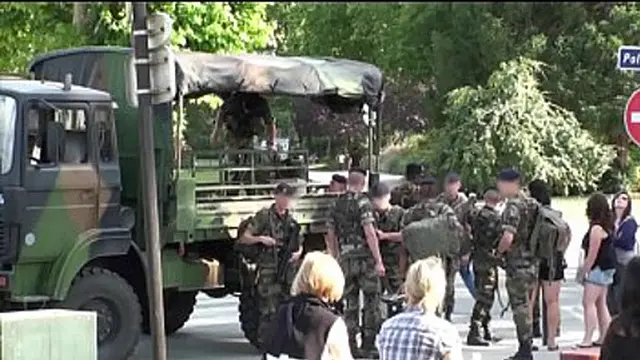 Eiffel Tower public threesome