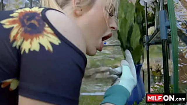 Blonde with big butt🍑 facesets and anal👌 pleasures by huge dick🍆 in greenhouse