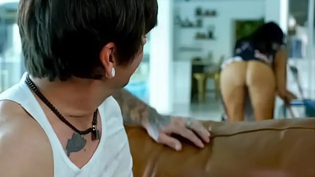 Stumbled Upon milf′s Hot Bottom While Doing Chores