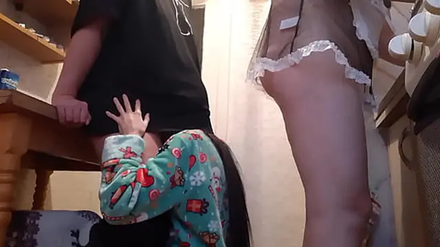 While my housekeeper girlfriend is washing dishes, I fuck her mistress in the mouth